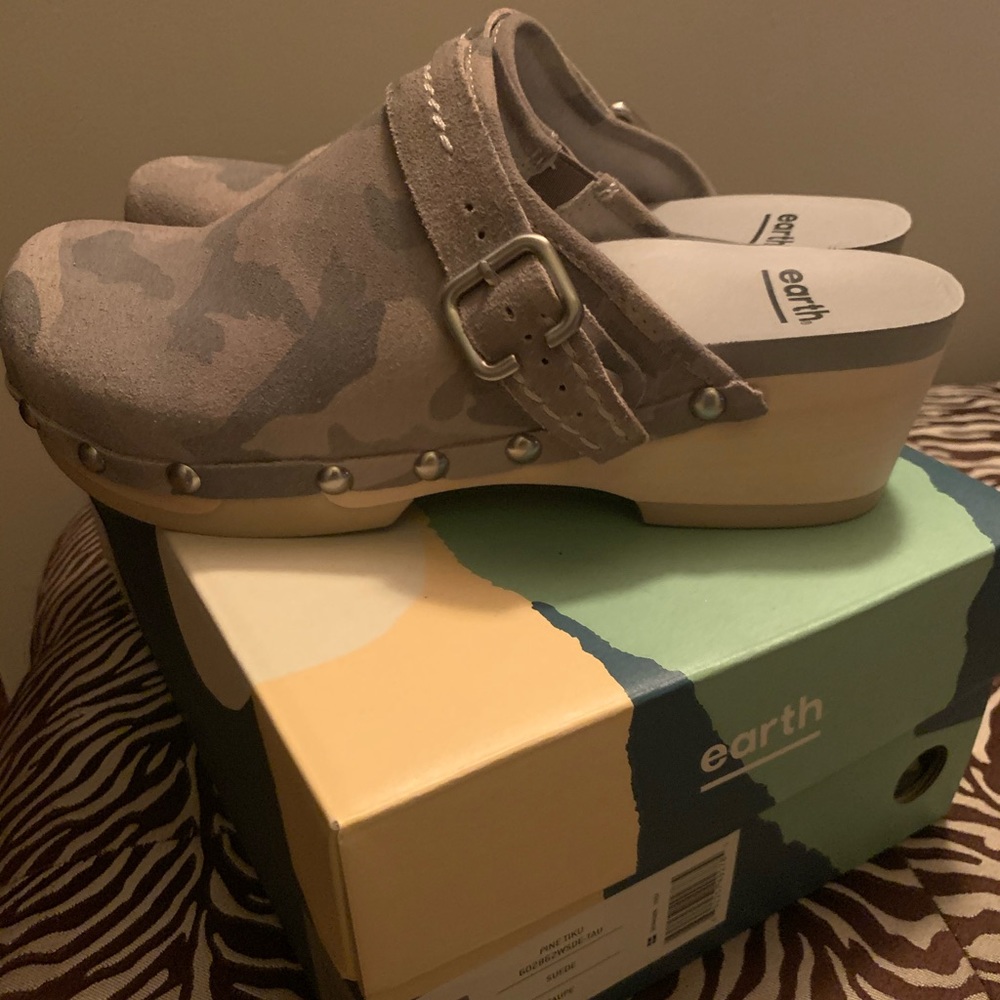 Earth brand clogs 7.5.  Camo